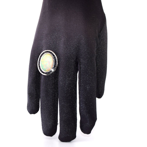 Bague 54 Bague en platine ornée d'opale, d'onyx et de saphirs 58 Facettes