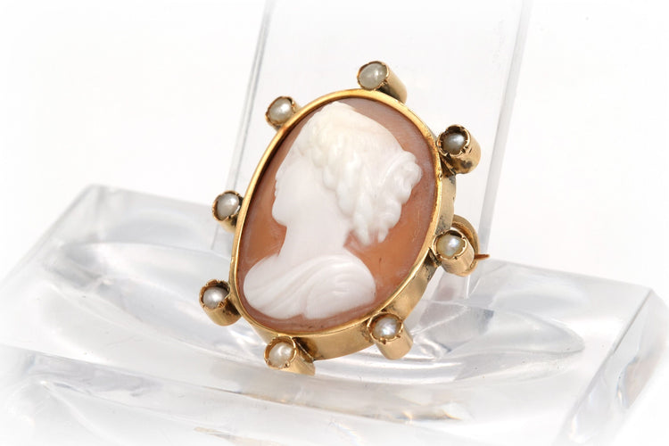Broche Broche Art Déco en or jaune sertie d'un camée coquillage et de perles 58 Facettes 20752