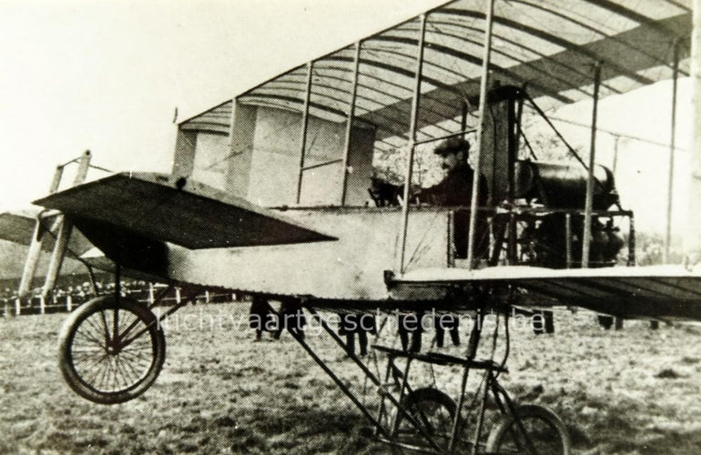 Broche Les Ailes de l'Histoire : Un hommage en diamant à l'aviation belge 58 Facettes 18256-0157
