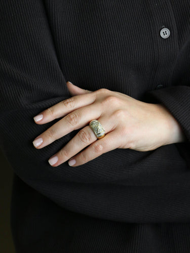 Bague 54 OJ PERRIN Bague pyramide or jaune diamants 58 Facettes 1211.4