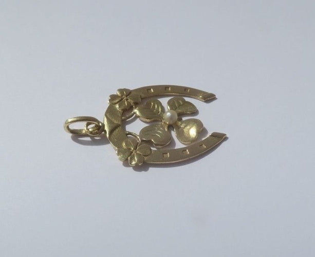 Přívěsek pro štěstí v secesním stylu