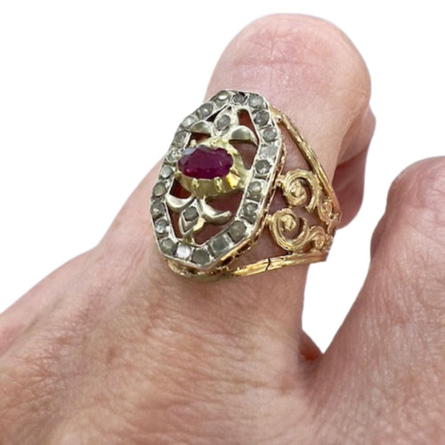 Bague 57 BAGUE ANTIQUE DU DÉBUT DU XXE SIÈCLE EN OR 18 KT ET ARGENT AVEC DIAMANTS ET RUBIS 58 Facettes Q104B