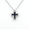 Collier en or blanc avec pendentif croix en saphir et diamants