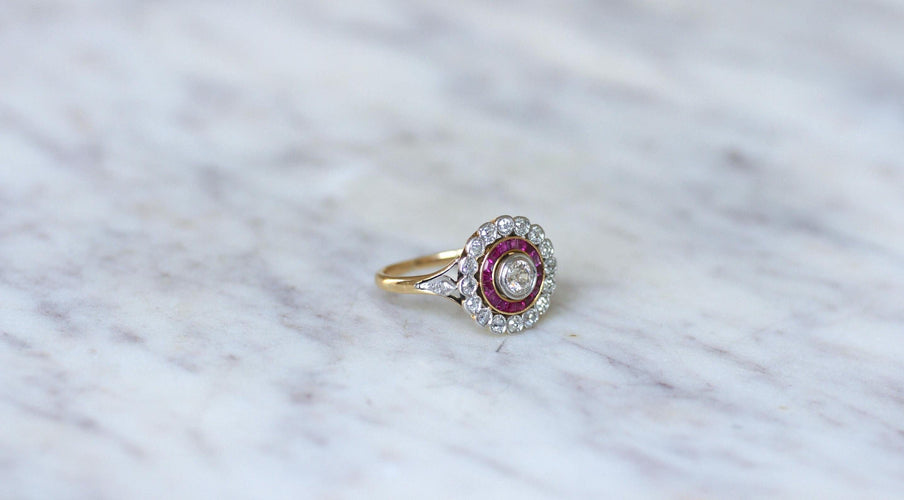 Bague 53 Bague Cible Belle Epoque Diamants et Rubis Calibrés 58 Facettes