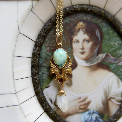 Pendentif Pendentif en or jaune style Art Nouveau turquoise et perle du Mississippi 58 Facettes A2005S