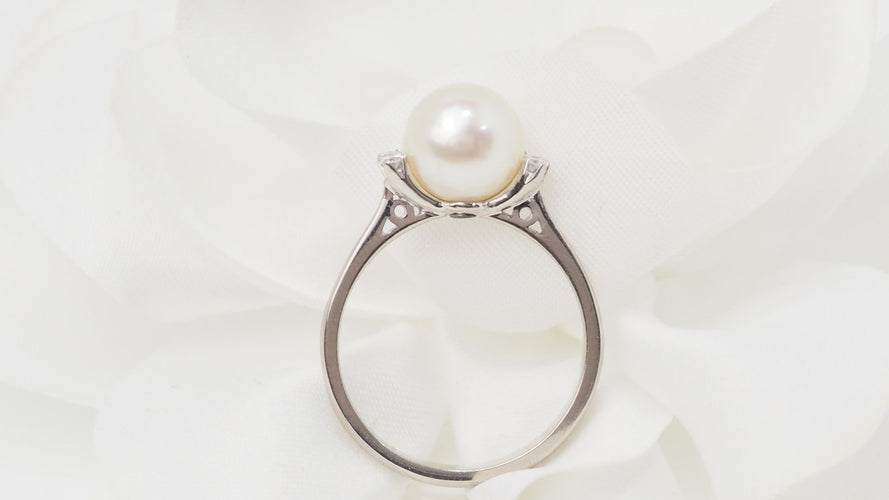 Bague 55 Bague en or blanc, perle de culture et diamants 58 Facettes 32827