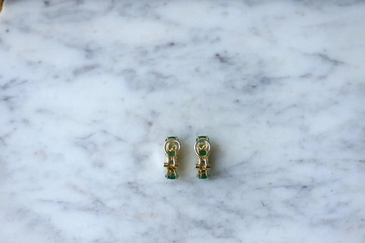 Zümrüt ve elmaslarla süslenmiş sarı altın yarım halka küpe