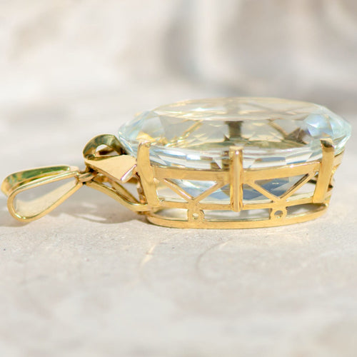 Pendentif Pendentif vintage en or jaune avec une aigue-marine de 40 carats – un bleu céleste dans un geste grandiose 58 Facettes 3229-34