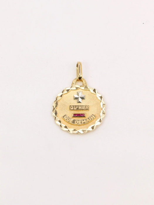 Pendentif AUGIS - Médaille amour ronde Plus qu’hier moins que demain or jaune rubis 58 Facettes J498