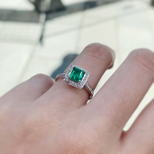 Bague 52 Bague - Or, émeraude et diamants 58 Facettes 250182R