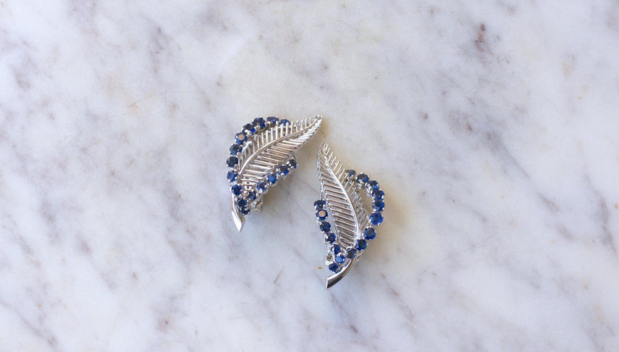 Boucles d'oreilles Clips Plume Or Blanc et Saphirs Années 60 58 Facettes