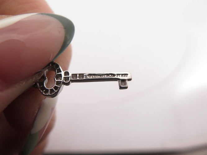 Collier collier TIFFANY & CO cle vintage ovale pendentif platine diamant 58 Facettes 258946