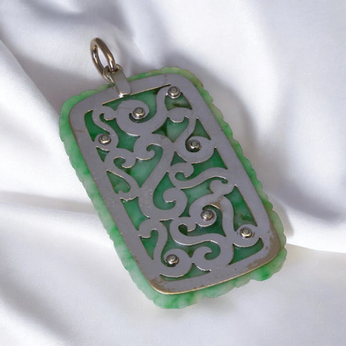 Pendentif Pendentif Art Déco en or, jade sculpté et diamants. 58 Facettes
