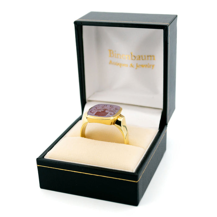 Bague 65.5 Chevalière armoriée en or jaune et cornaline 58 Facettes 84EF1785073345599B2E6B4BC7956834