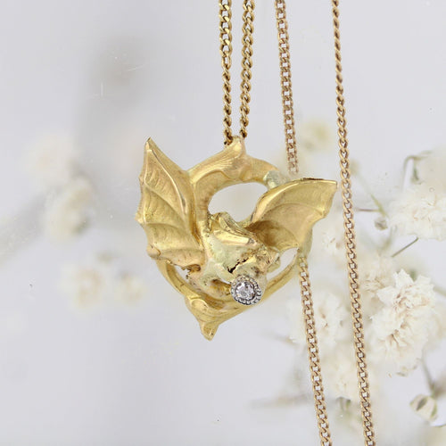 Ciondolo antico a forma di chimera con diamanti e relativa catena