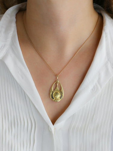 Pendentif Médaille Art Nouveau Vierge de profil or jaune émail plique-à-jour bleu 58 Facettes 1153.13