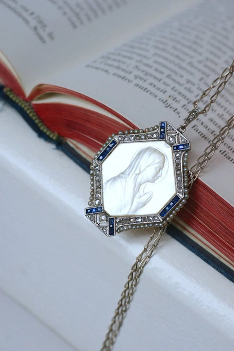 Medalla Art Deco Virgen Marie Nácar, Zafiros, Diamantes y Perlas