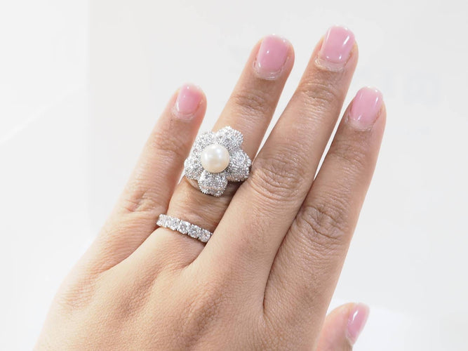 Bague 51 Bague Fleur en or blanc, perle de culture et diamants 58 Facettes 33405
