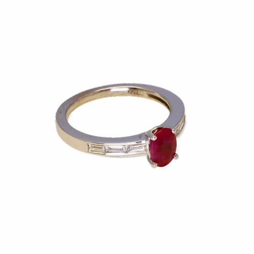 54 Bague en or blanc rubis et diamants. 58 Facettes