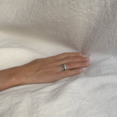 Бяло златен пръстен, сапфири и диаманти 