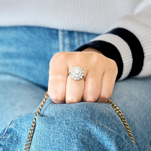 Bague 53,5 Bague fleur or blanc et diamants 58 Facettes ROM11863