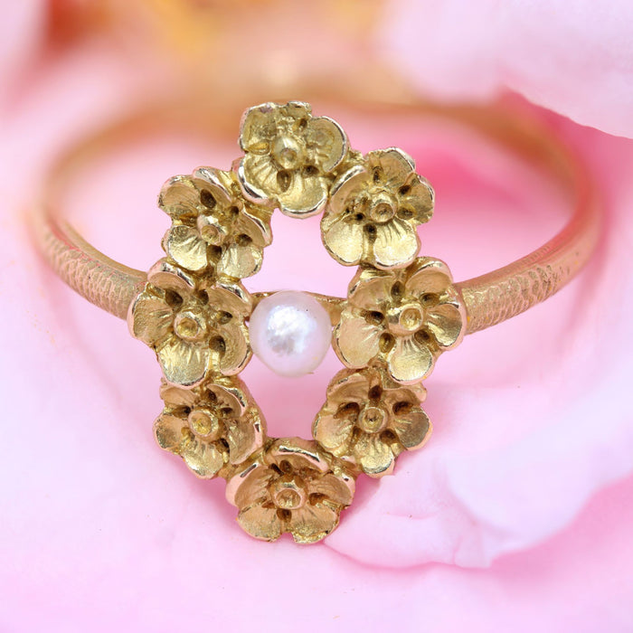 Antiguo anillo Art Nouveau con flor y perla fina