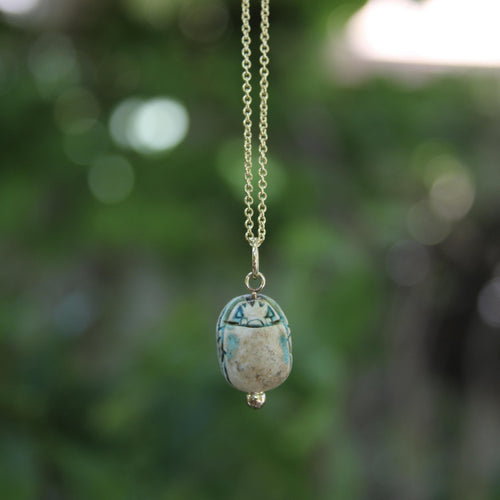 Pendentif Pendentif scarabée en faïence turquoise de style néo-égyptien avec monture en or jaune 58 Facettes A2003N