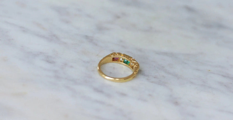 Bague 49 Bague jarretière or jaune émeraudes rubis et diamants 58 Facettes