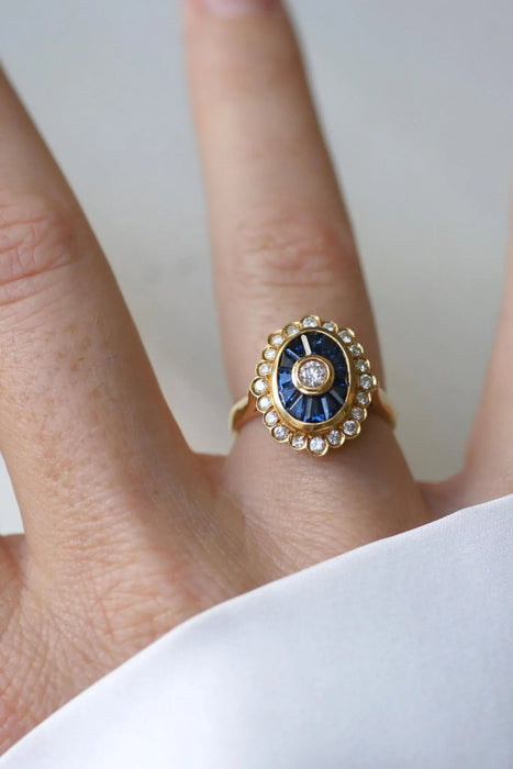 Oval Style Ring Art Deco yellow gold diamonds sapphires