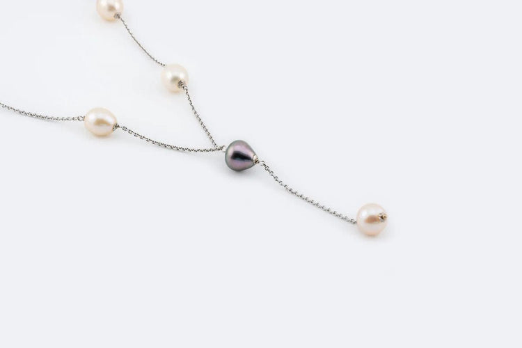 Collier Oro Bianco Collana in oro bianco con perle bianche e grigie 58 Facettes col303