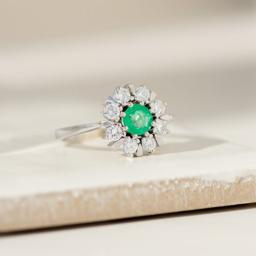 Bague 57.5 💚 Bague en or blanc 14 carats sertie d'émeraudes et de diamants | Modèle Entourage | Vintage, vers 1970 58 Facettes