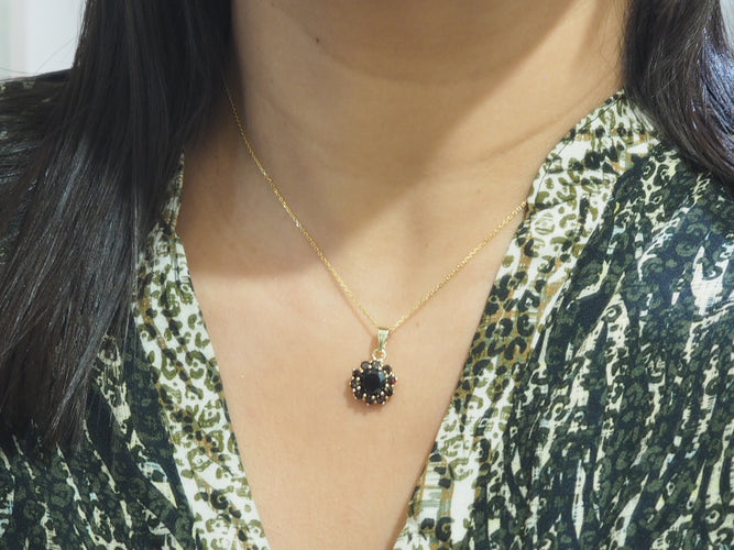 Collier Collier pendentif marguerite en or jaune et grenats 58 Facettes 33127