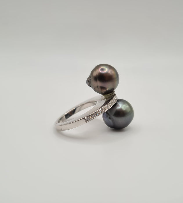 White gold ring set with Tahitian pearls and diamonds