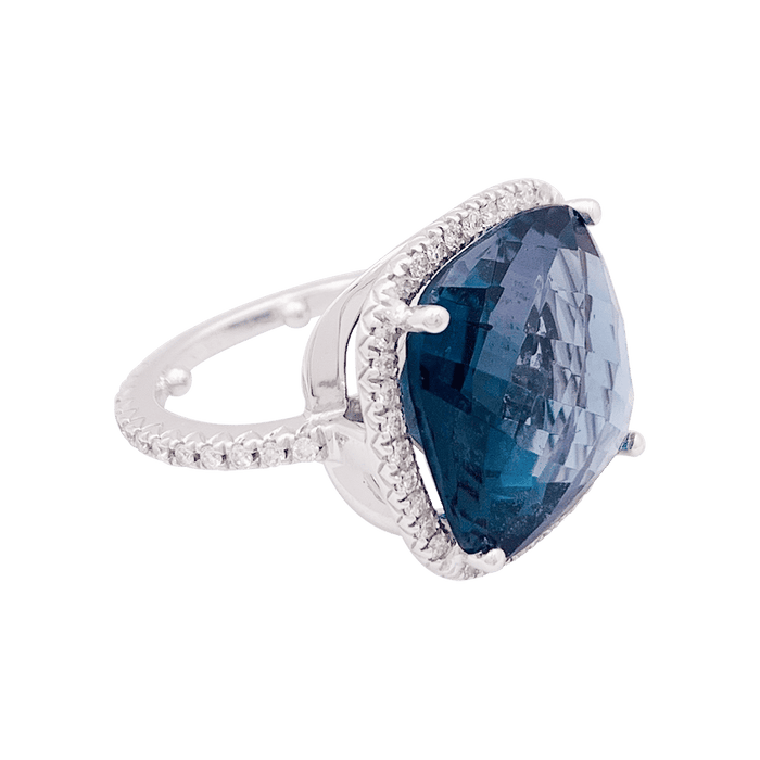 Anillo de oro, topacio azul, diamantes.