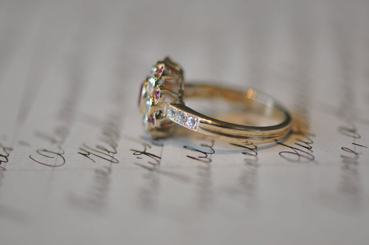 Bague 54 Yellow gold, ruby and diamond ring 58 Facettes