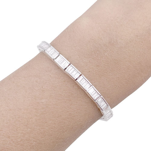 Linjearmband, vitguld och baguetteslipade diamanter.