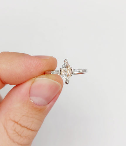 Bague 55 Bague solitaire diamant taille navette et baguettes en or blanc 18k 58 Facettes A06479