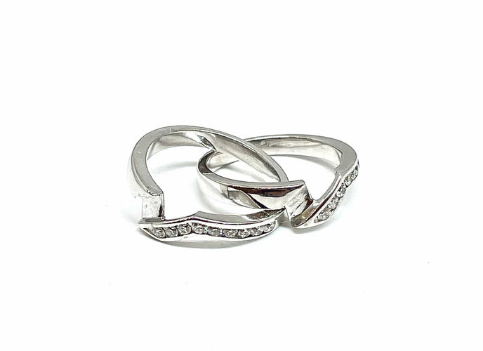 Bague 49 Bague entrelacée en or blanc, et diamants 58 Facettes