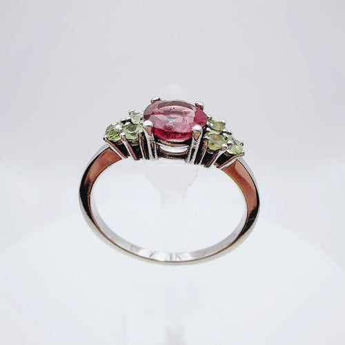 Vintage hvidguldsring med oval turmalin og peridoter. 