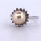 Bague 53 Bague en or blanc avec perle naturelle et diamants 58 Facettes
