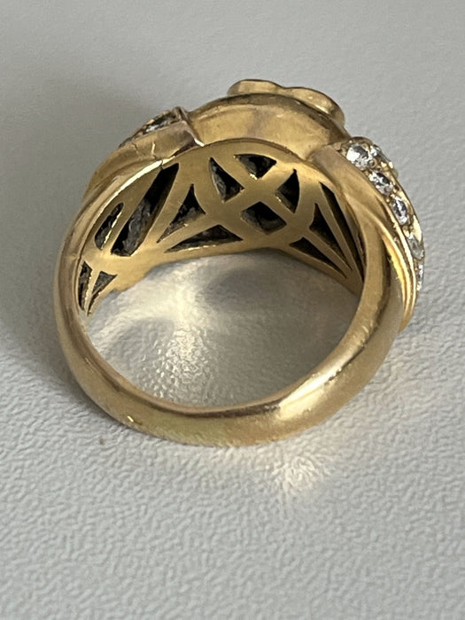 Anello rigido in oro giallo con diamanti e zaffiri a cuore