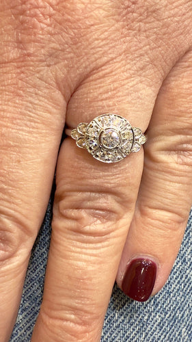 Bague 53 Bague art déco en or blanc et diamants 58 Facettes