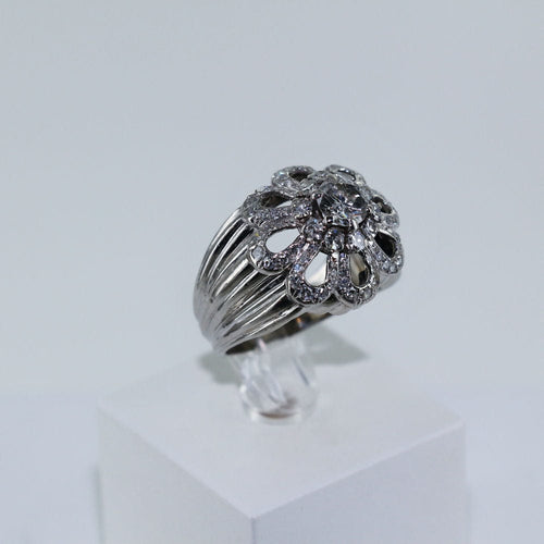 Bague Bague "fleur" en platine et diamants 58 Facettes