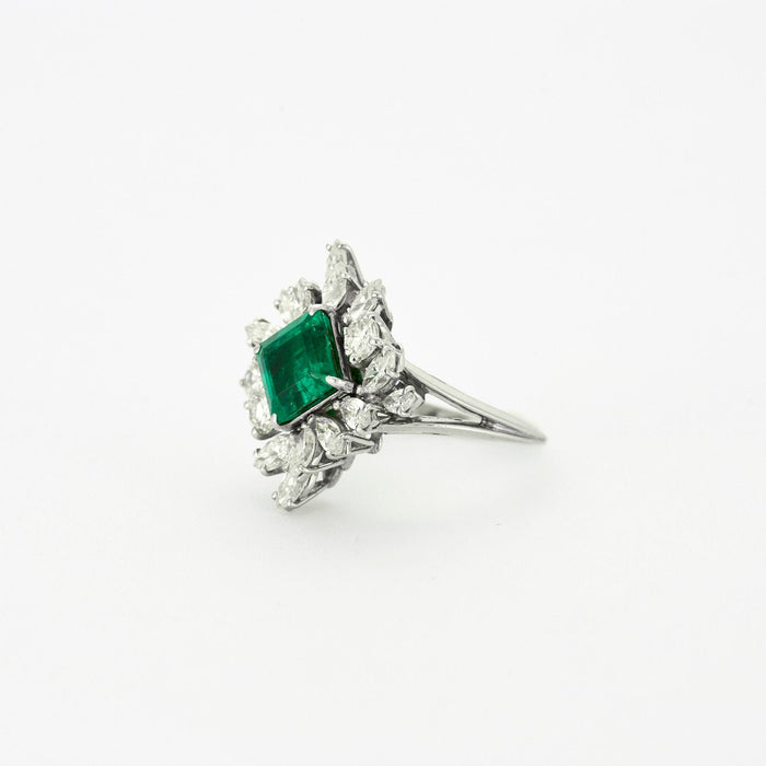 Ring decorated with a 2.5 carat emerald and diamonds