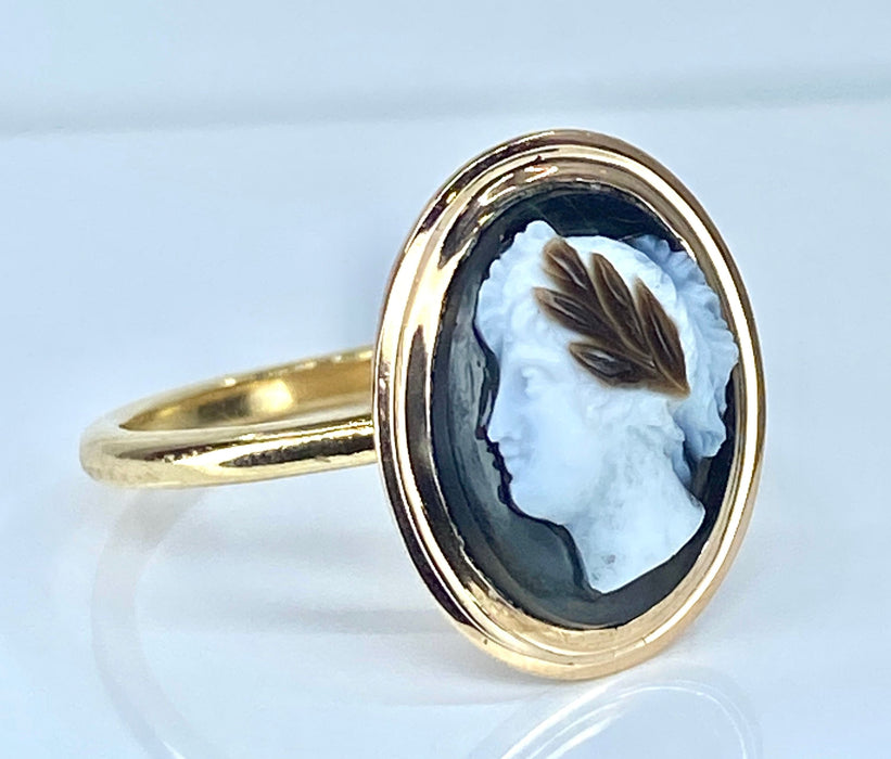 Bague 54 Bague or jaune ornée d’un camée en onyx, vers 1880 58 Facettes AB446