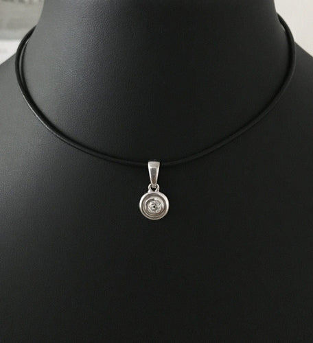 Pendentif Pendentif en or blanc serti d’un diamant 58 Facettes