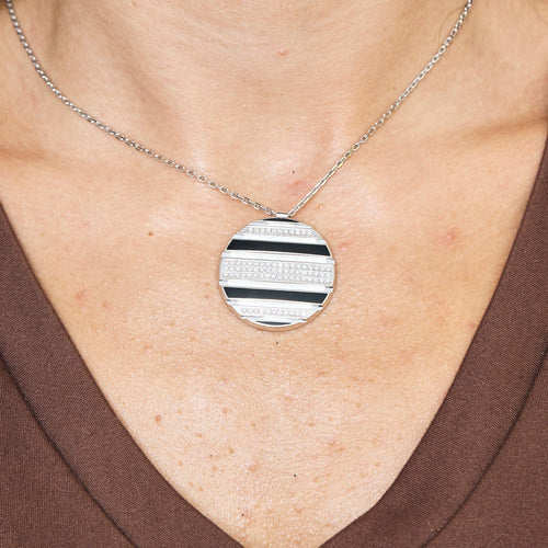 Collier CHAUMET - Chaîne en or blanc et pendentif en or blanc, diamants et émail noir 58 Facettes 250359