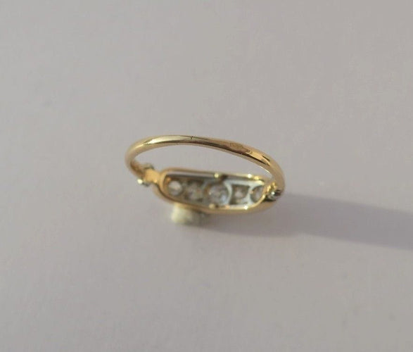 Bague 51 Bague jarretière Art nouveau en or jaune et or blanc 18 carats et diamants 58 Facettes