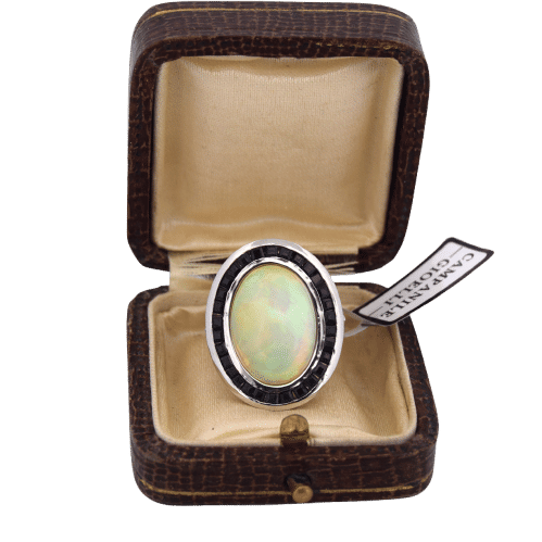 Bague 54 Bague en platine ornée d'opale, d'onyx et de saphirs 58 Facettes