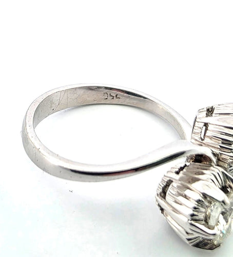 白金戒指镶钻石 